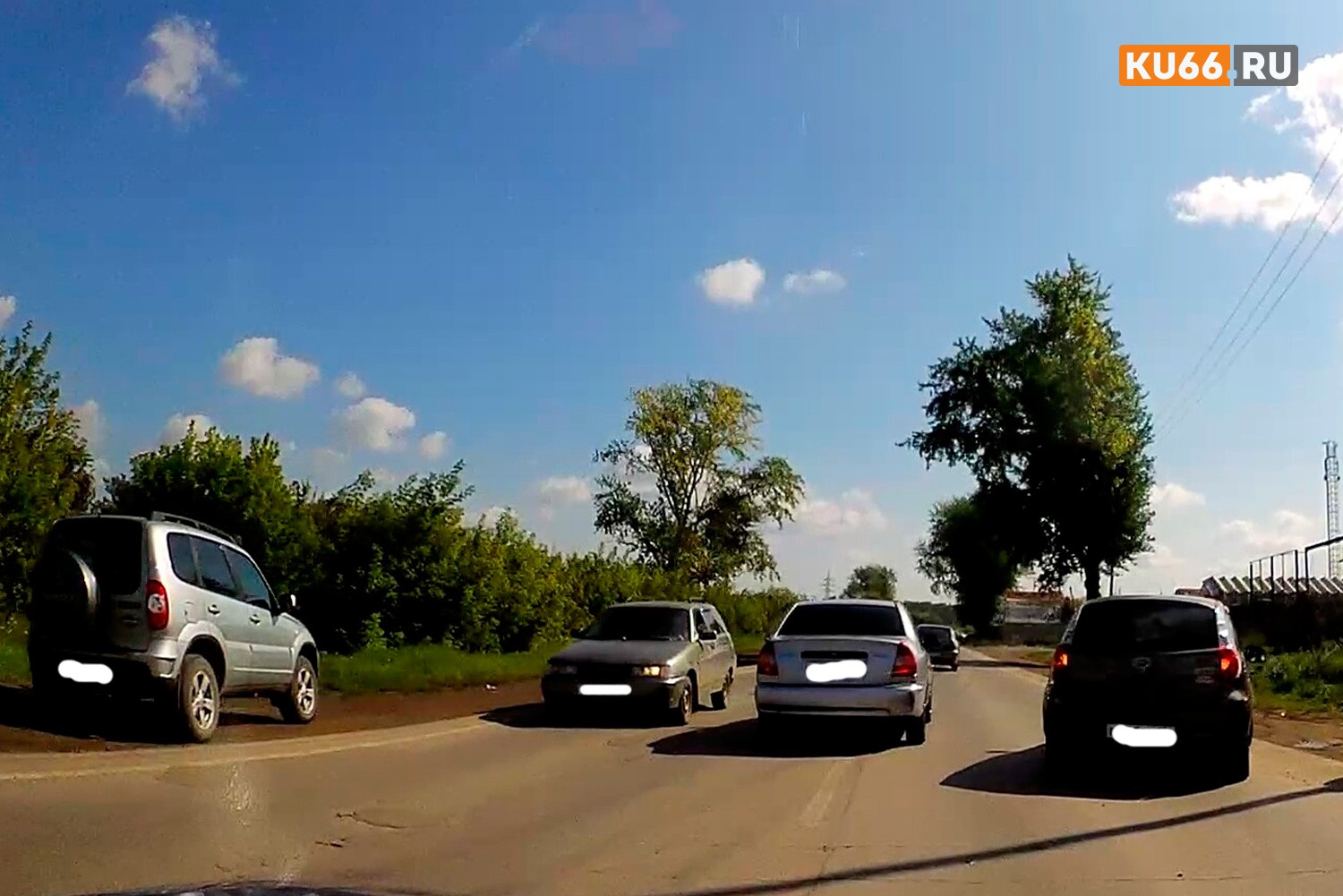 Семидесятилетний дедушка на Chevrolet Niva въехал в попутную легковушку на ул. Рябова в Каменске-Уральском