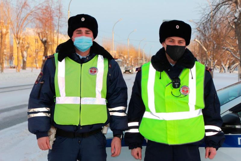 Обязаны помогать и делают это: как сотрудники ДПС выручают водителей в Каменске и на загородных трассах — согревают их, меняют колеса...