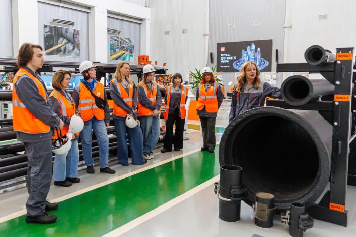 Жители Екатеринбурга побывали на экскурсии на СинТЗ и выставке «Гений места» | СинТЗ показал современное производство и индустриальное искусство