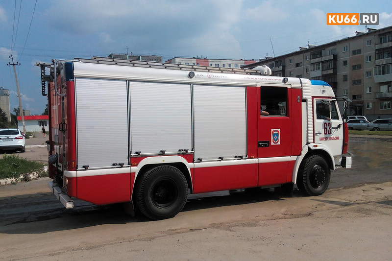 Утром в Каменске-Уральском в жилом доме горел балкон