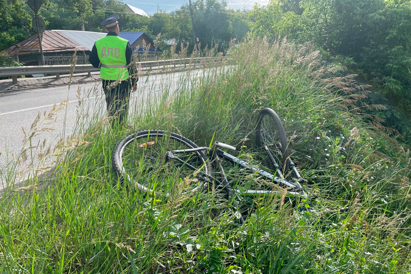 В Каменске-Уральском водитель ВАЗа без прав сбил ведосипедиста и скрылся с места ДТП