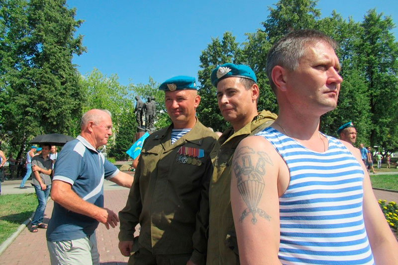 Ситуация с коронавирусом не позволила отметить более масштабно: десантники СинТЗ встретили праздник на Аллее славы