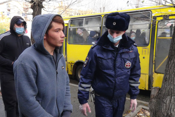 В Свердловской области сотрудники ГИБДД проверяют соблюдение масочного режима в общественном транспорте и местах массового скопления людей В Свердловской области сотрудники ГИБДД проверяют соблюдение масочного режима в общественном транспорте и местах массового скопления людей