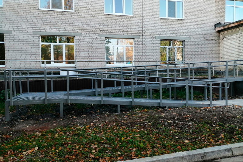 Это пандус, а не могилы, как сообщали некоторые: в третий корпус горбольницы Каменска-Уральского маломобильным жителям попадать стало проще