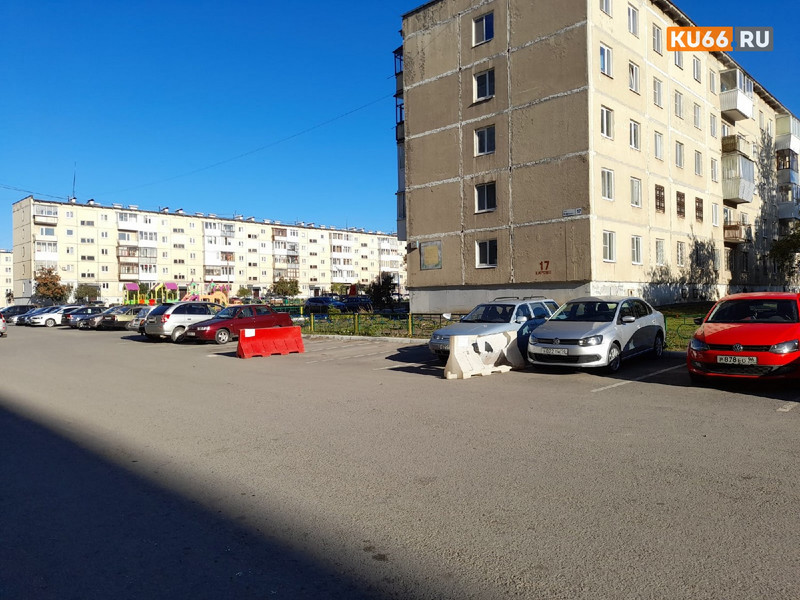 Коммунальные работы по-российски: в Каменске УК «Теплокомплекс» уничтожает красоту у дома, потом восстанавливает ее, и... снова все крушит