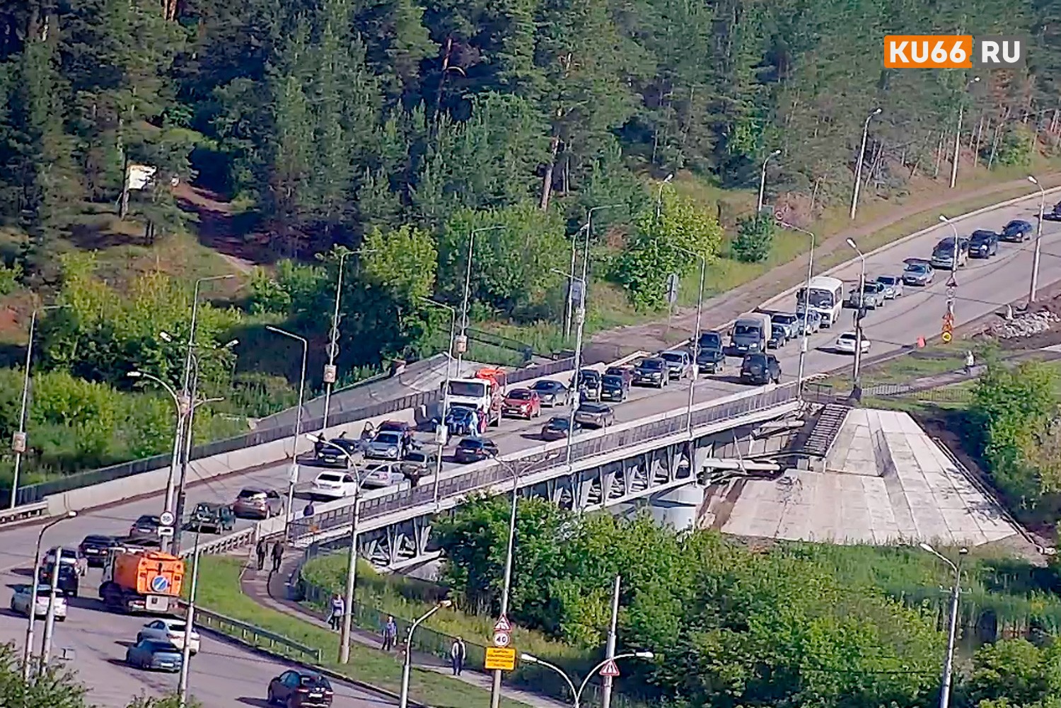 Столкнулись минимум семь машин: в четверг с утра на Байновском мосту в Каменске-Уральском - массовая авария. Образовался затор. ВИДЕО