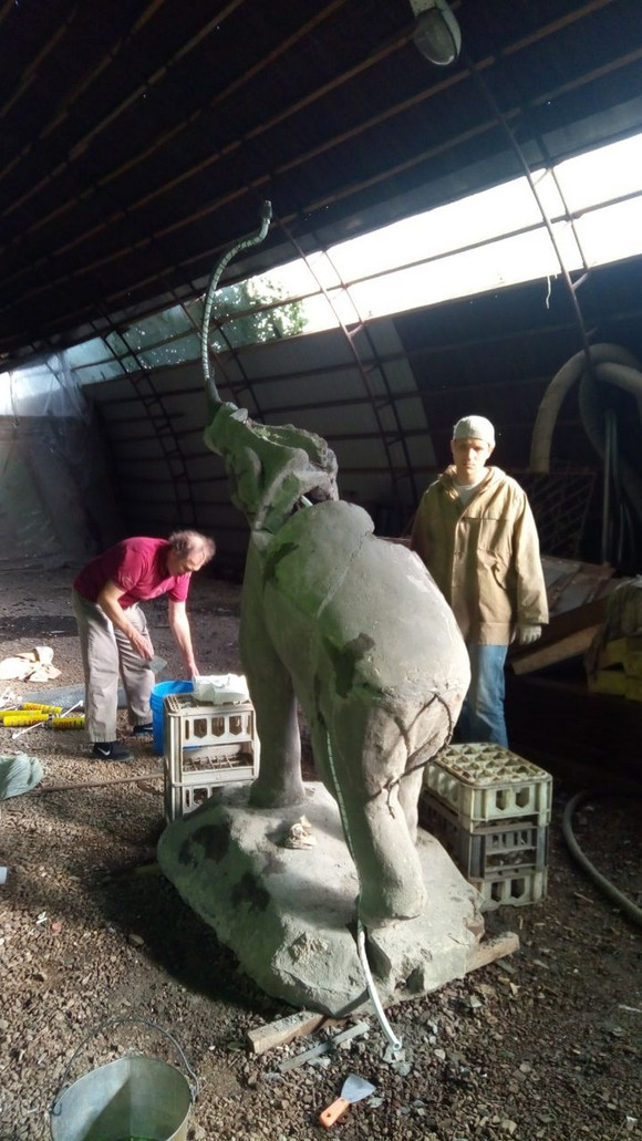 Неравнодушный депутат с друзьями восстанавливают фонтан «Слоненок» в Каменске-Уральском. Правда, готов он будет, лишь когда придут холода