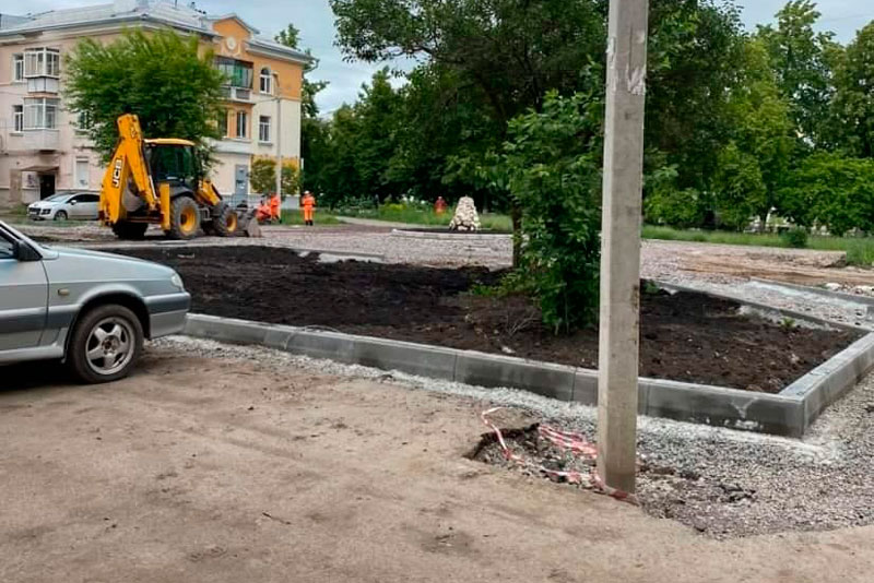 «Сидят весь день, курят!» В одном из дворов Каменска-Уральского затянулось благоустройство. Строители не торопятся
