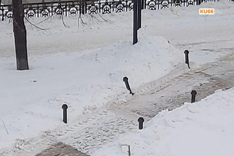 В отремонтированном сквере на Кунавина в Каменске-Уральском при уборке снега погнули столбик