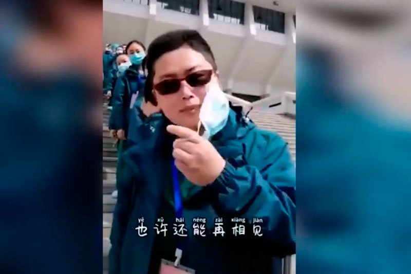 В Ухане закрыли все временные госпитали для больных коронавирусом. Врачи торжественно снимают маски