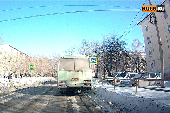 В Каменске-Уральском автобус вразрез с правилами остановился на «зебре» и высадил группу рабочих. В полиции обещали разобраться. ФОТО, ВИДЕО