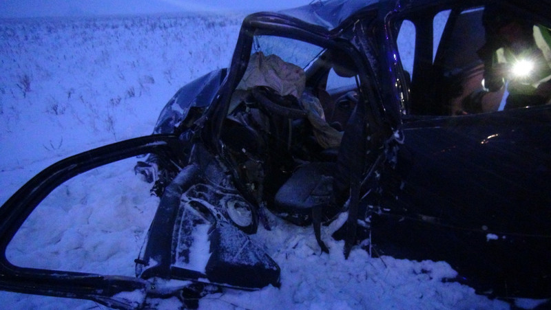 Трехлетний мальчик и трое взрослых оказались в больнице Каменска-Уральском после ДТП — одного пострадавшего инспектор накрыл своей курткой