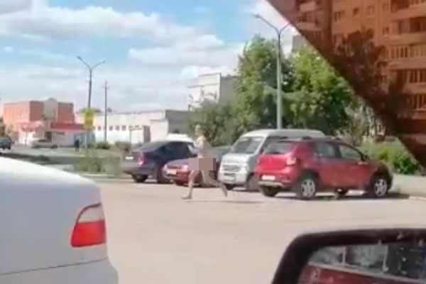 В Каменске-Уральском по улице бегал обнаженный мужчина в крови