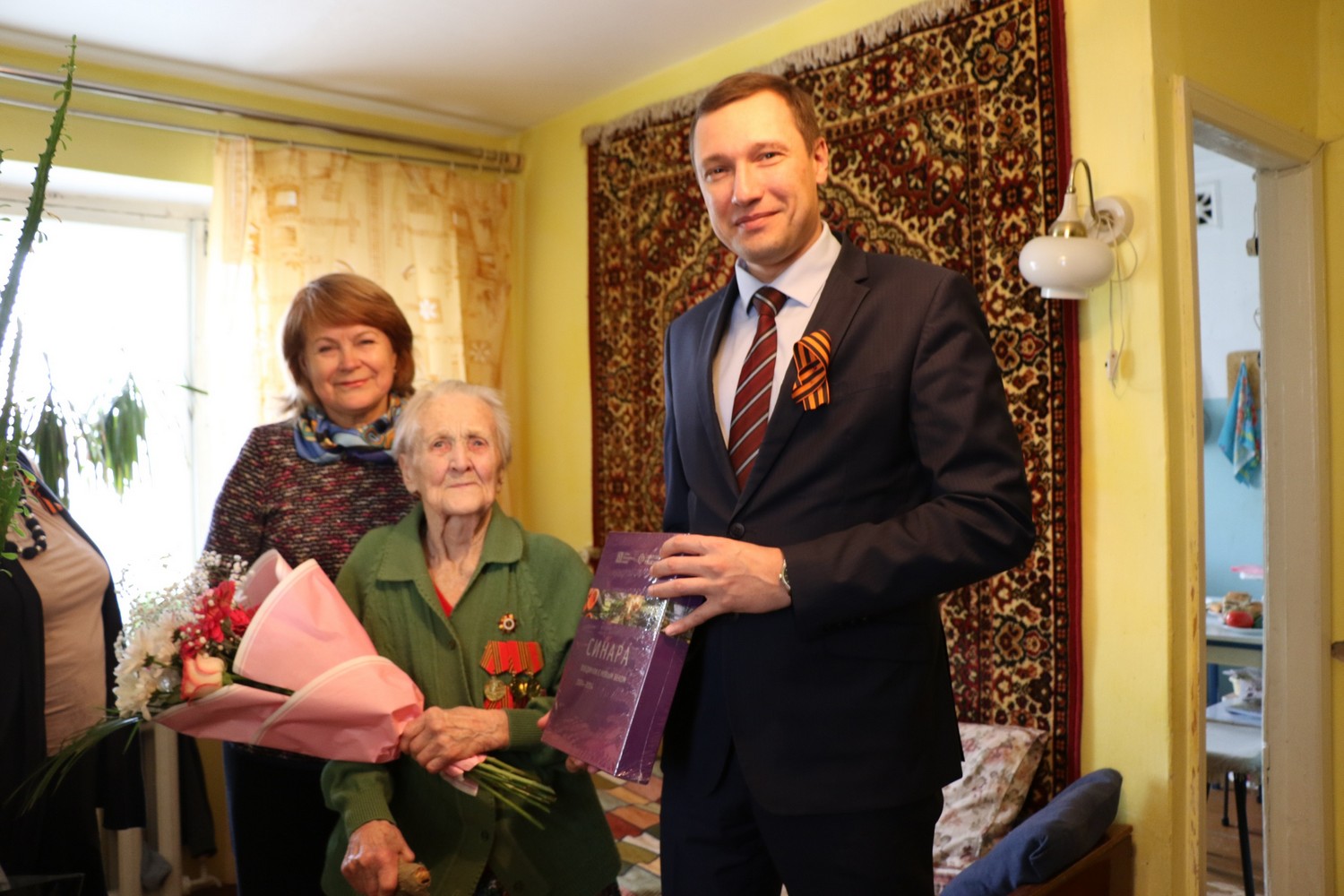 Пирогами и чаем встречала руководство СинТЗ ветеран Клавдия Ильиных: «Я – счастливый человек, чувствую заботу и своих родных, но и заводчан»