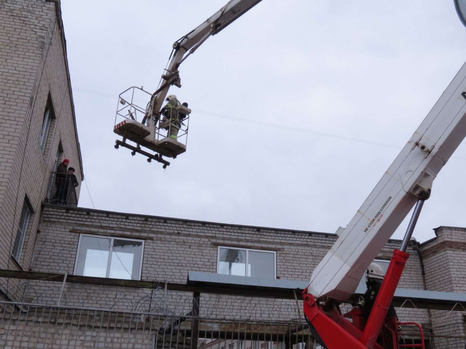 «Клубы дыма, вой сирен»: все огнеборцы Каменска накануне съехались к главному отделу полиции – здесь шли глобальные учения. Как это было?