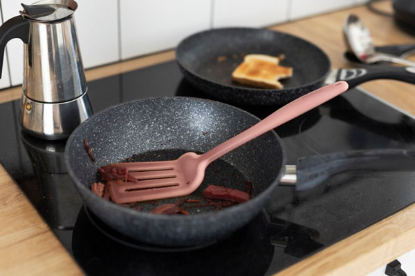 Сковородкой и получить можно: 7 провальных подарков любимым дамам на 8 марта