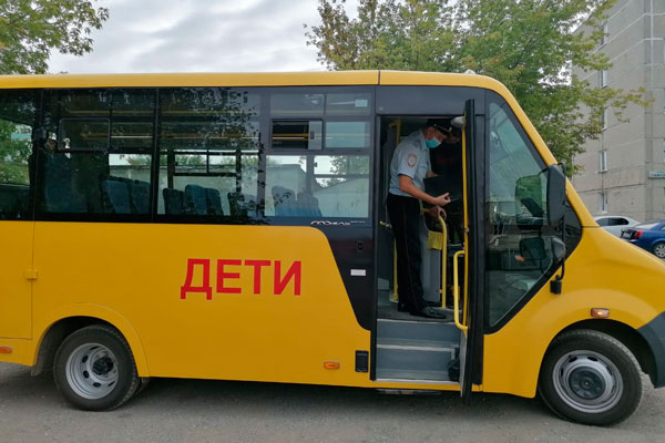 Аварийку обязательно включать! В ГИБДД рассказали, как надо вести себя водителям при перевозке организованных групп детей