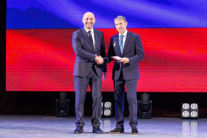 Артём Жога поздравил работников СинТЗ с Днём металлурга и вручил награды | Сотрудников СинТЗ с профессиональным праздником поздравил Артем Жога