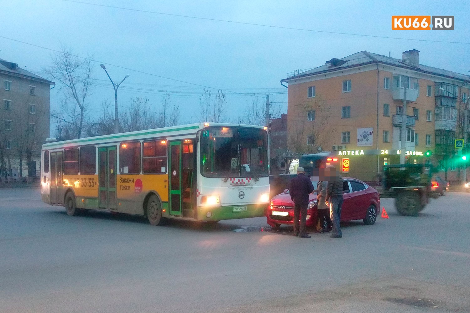 В Каменске-Уральском на оживленном перекрестке столкнулись легковушка и автобус. ВИДЕО