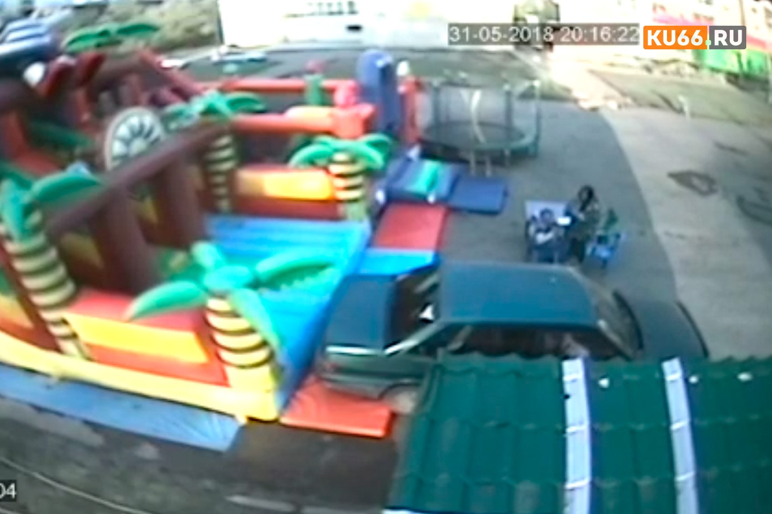 «Неадекват какой-то!» В Каменске-Уральском водитель ВАЗа заехал на детский батут. Управляющий в шоке...