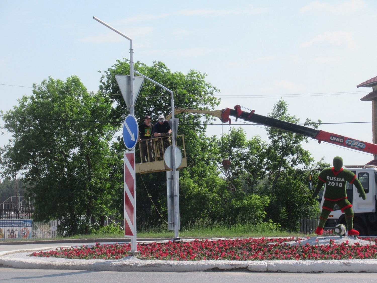 В Каменске-Уральском ради безопасности на кольце рядом с мэрией установили новые дорожные знаки. «Чтобы на встречку не выскочили!»