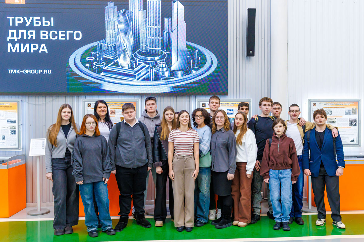 Школьники попробовали управлять станком: экскурсия на СинТЗ открыла мир промышленности | Старшеклассники Каменска-Уральского посетили экскурсию на Синарском трубном заводе