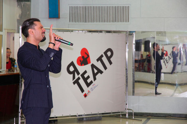 На голосование - с песней. В Каменске-Уральском на избирательных участках в дни выборов местные коллективы пели песни