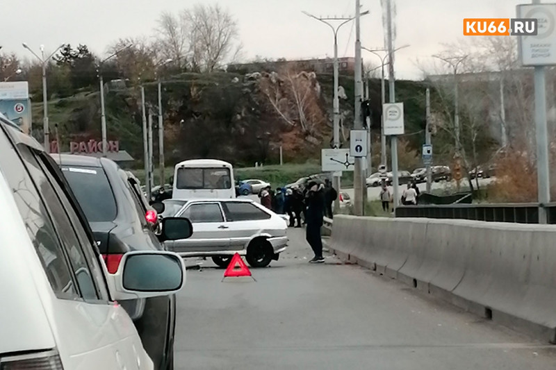 ВАЗ протаранил автобус с пассажирами на Байновском мосту в Каменске-Уральском, на подьезде образовалась огромная пробка. К счастью, все живы