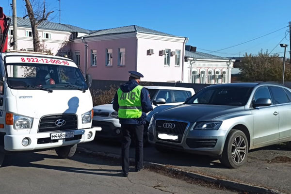 В Каменске-Уральском инспекторы ГИБДД стали штрафовать водителей за парковку в неположенном месте
