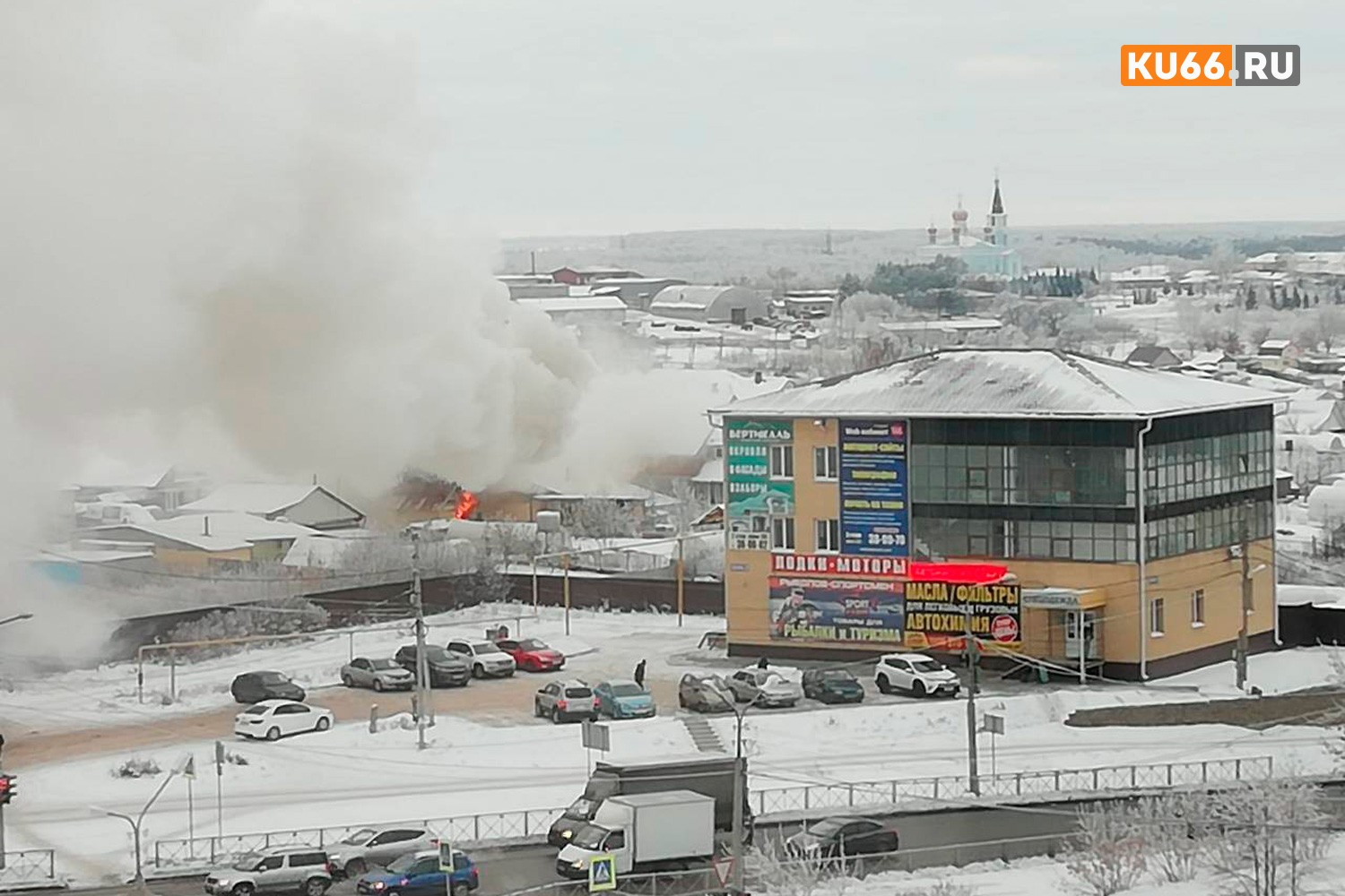 Среди дня в центре Каменска-Уральского начался сильнейший пожар, который спасатели тушили два часа. Есть пострадавший
