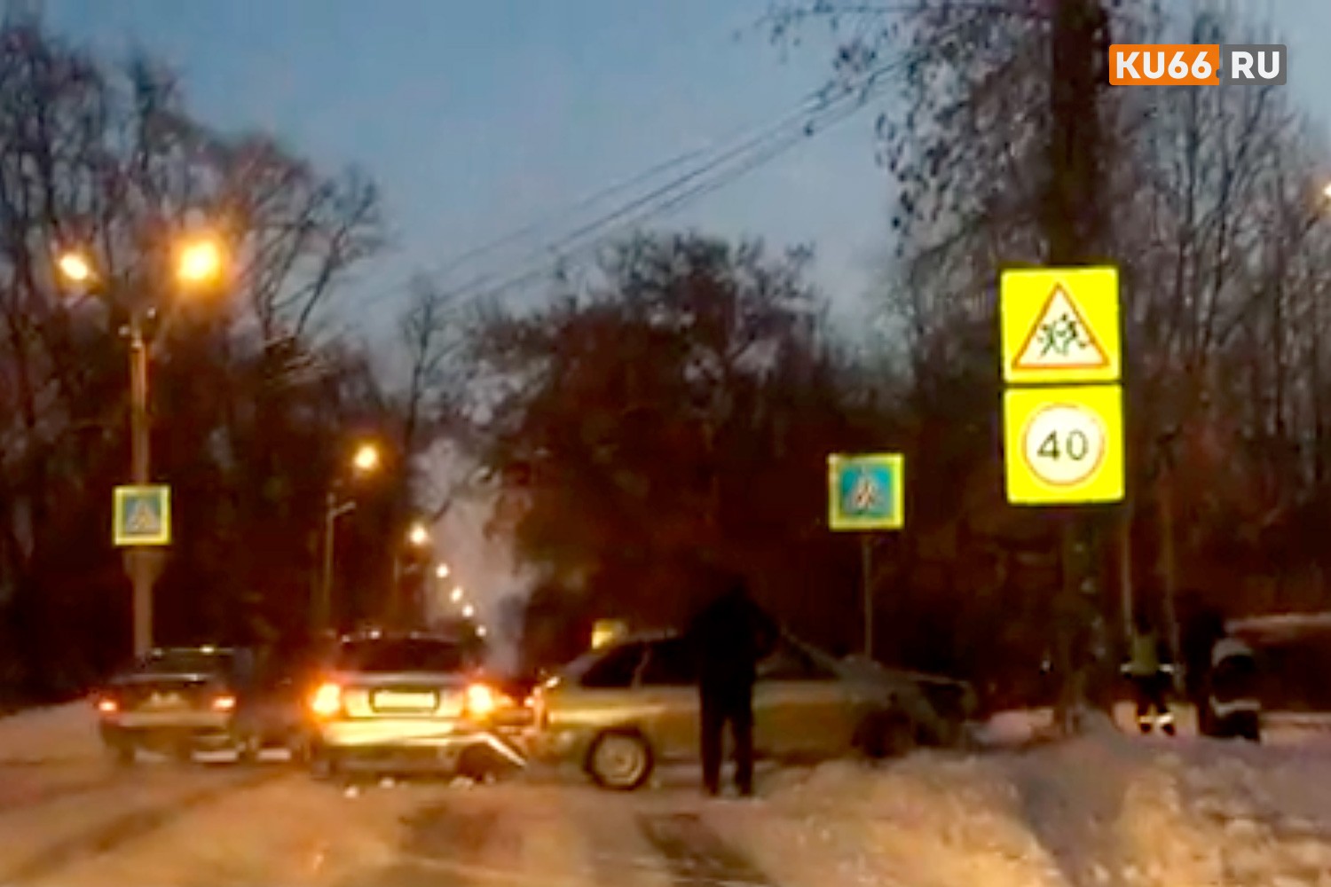 В Каменске-Уральском водитель ВАЗа устроил ДТП на ул. Заводская – протаранил «японку» и влетел в электроопору. С места аварии сбежал...