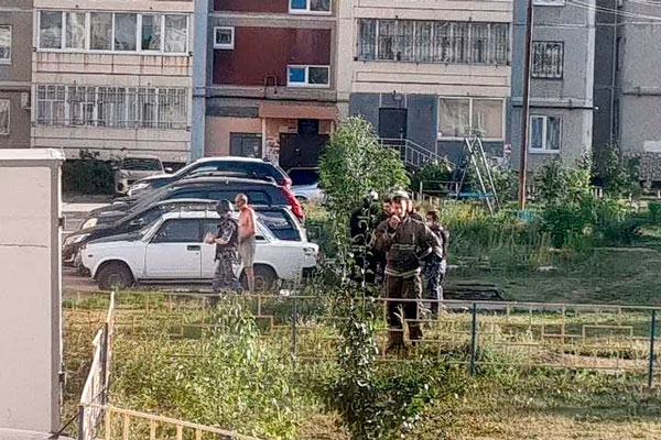 Пьяный мужчина с пистолетом вышел на балкон: подробности неадекватного поведения мужчины из дома по ул. Суворова в Каменске-Уральском