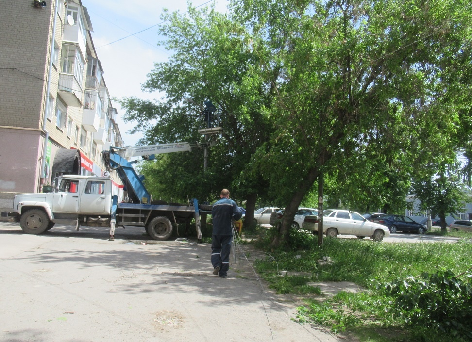 «У аварийно-ремонтной бригады море работы»: специалисты «Комэнерго» обрезают поломанные ветром ветки тополей и кленов в Каменске-Уральском
