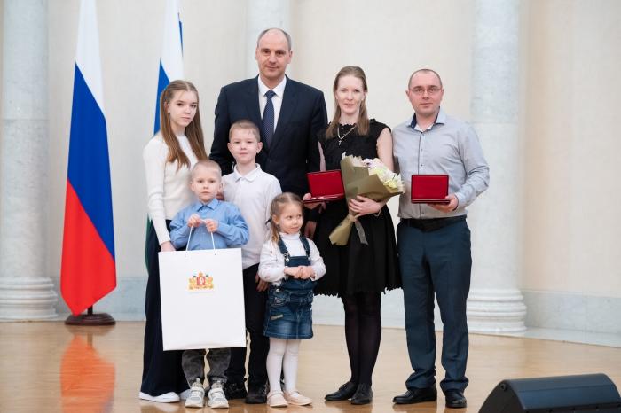 Как семьи Свердловской области стали примером для всей России | Денис Паслер наградил многодетные семьи медалями ордена «Родительская слава»