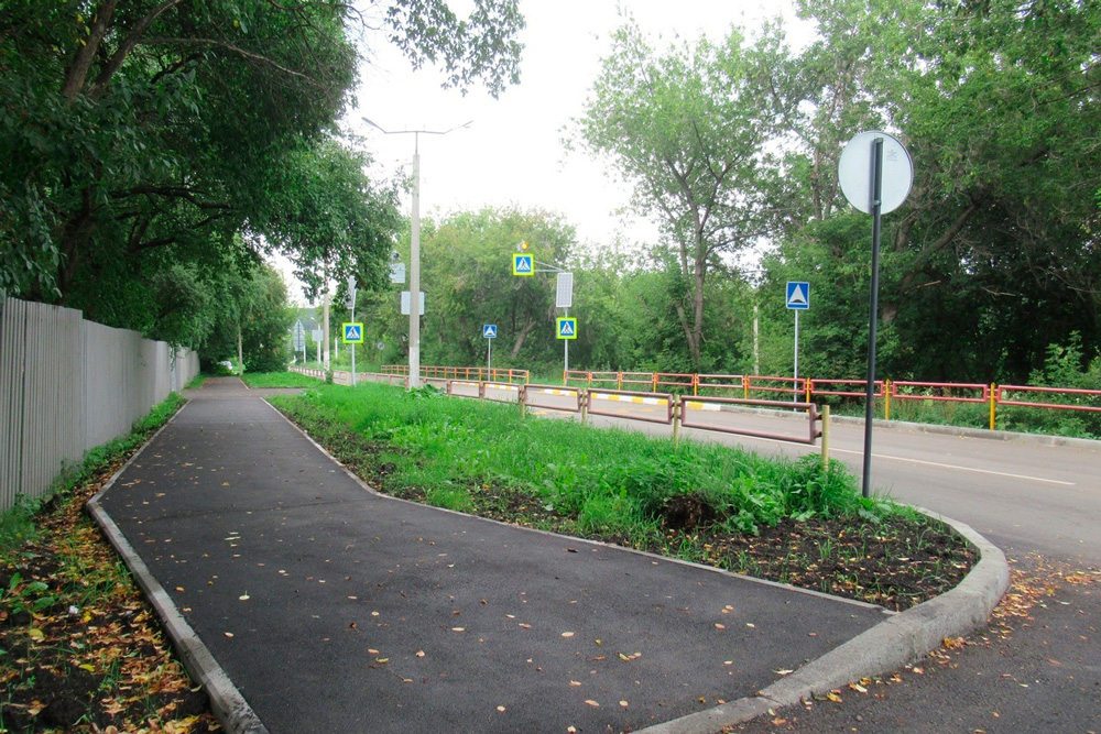 В Каменске-Уральском рядом со школами появились светофоры на солнечных батареях. Специалисты уверены: «Новые устройства дисциплинируют!»