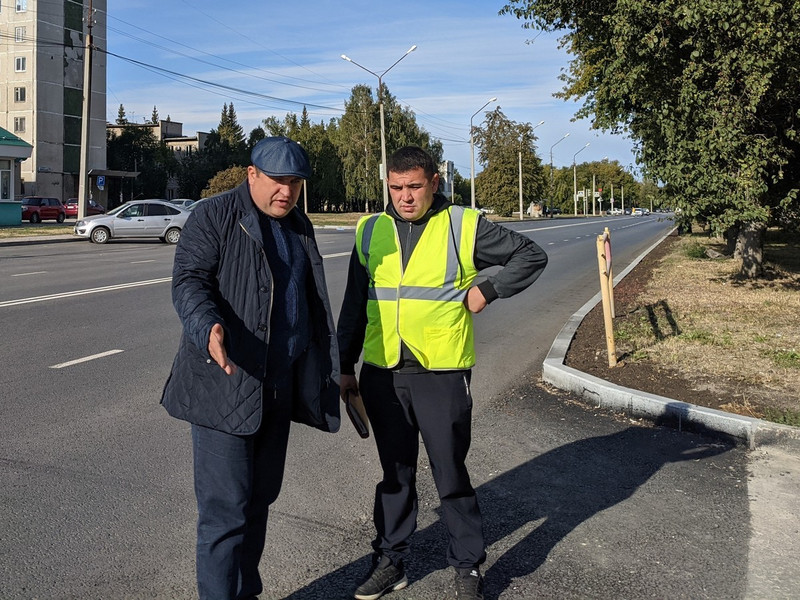 Качество дорожных ремонтов начали оценивать в Каменске-Уральском — у проверяющих есть нарекания, которые подрядчики будут устранять
