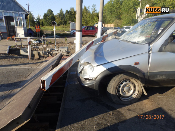 Пожилой пенсионер за рулем «Шевроле-Нива» выехал на железнодорожный переезд под Каменском-Уральским на «красный» и уткнулся в шлагбаум