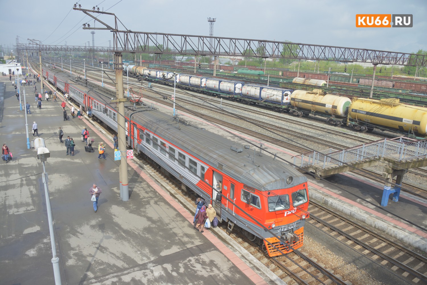 Одни раньше, другие позже. С воскресенья жители Каменска-Уральского будут ездить на электричках по новому графику. Говорят, станет удобнее