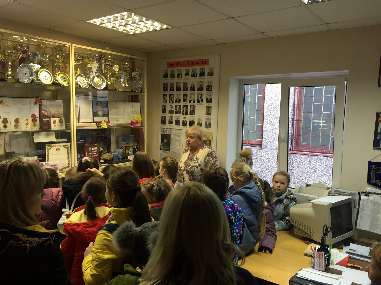 Учащиеся школы моды и рукоделия из Каменска-Уральского на несколько часов погрузились в мир профессии полицейского