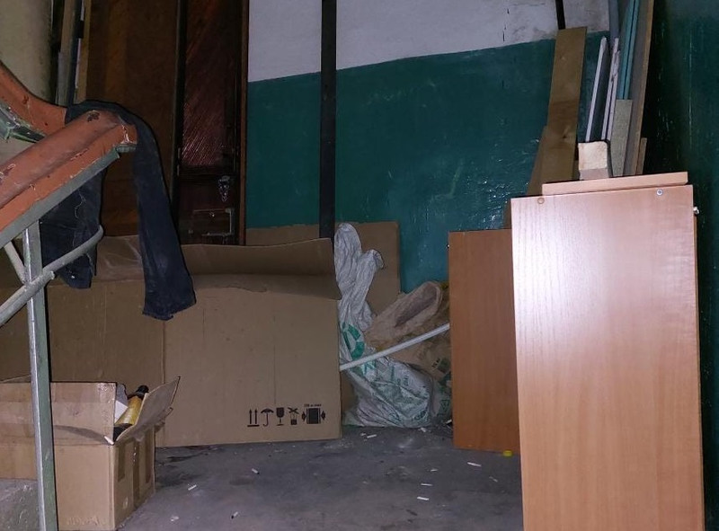 Жительница дома по улице Октябрьской в Каменске-Уральском превратила часть подъезда в жуткую помойку. ФОТО, от которых Вы вздрогнете!