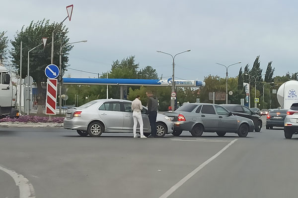 Утром в Каменске-Уральском на кольце у мэрии столкнулись две легковушки. ВИДЕО