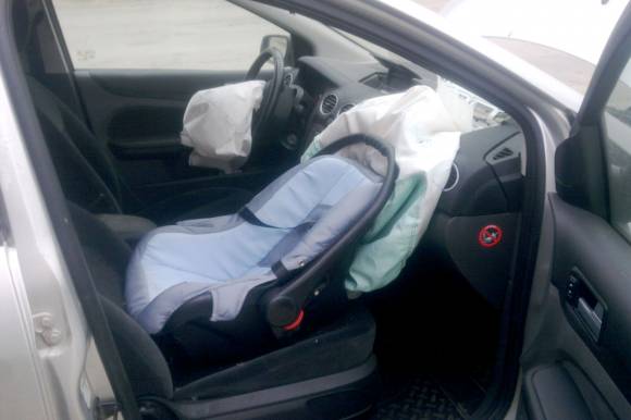 За два часа дорожные полицейские оштрафовали 27 водителей, которые возят детей, как придется в Каменске-Уральском, даже на коленях у матерей