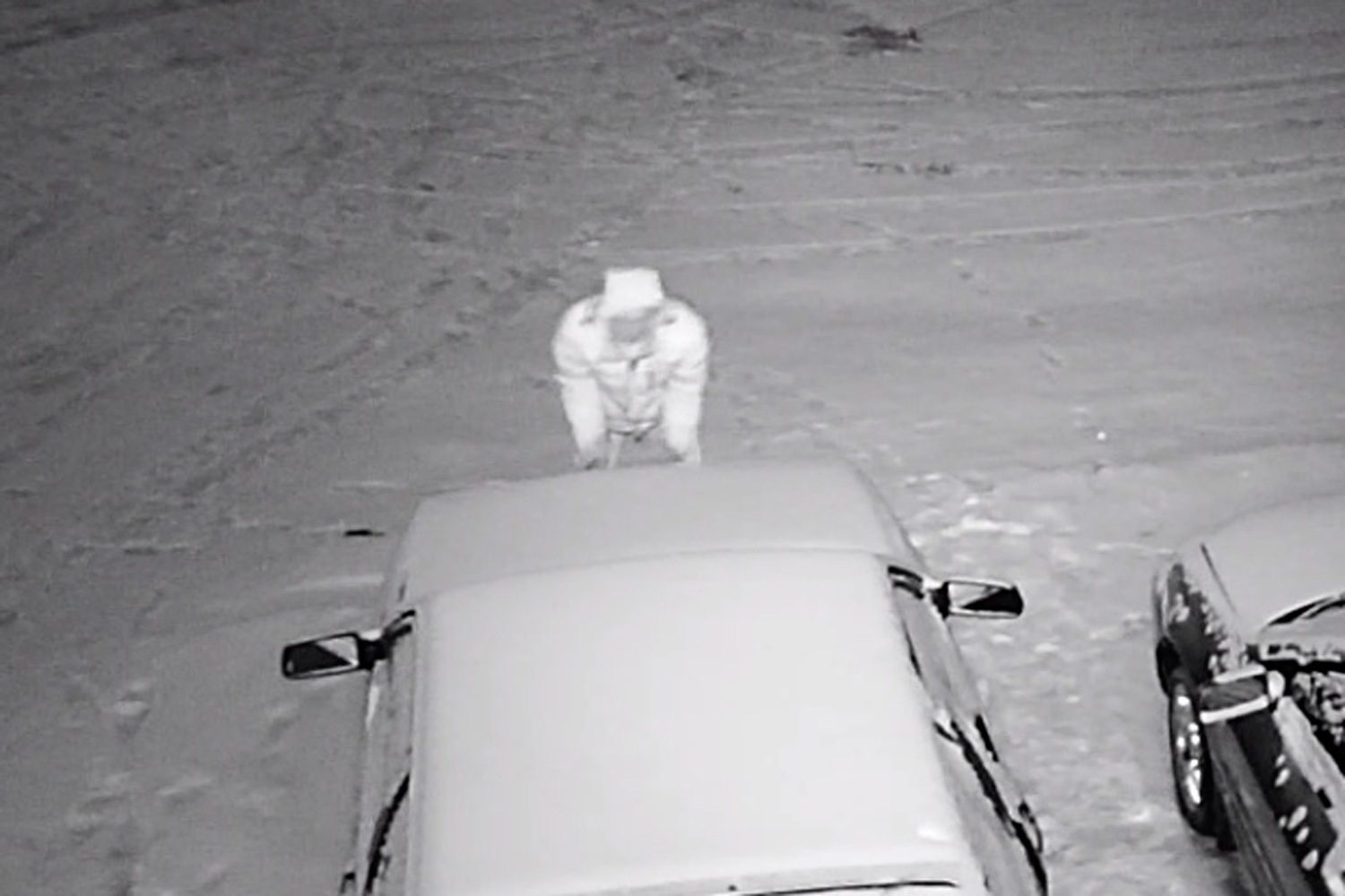 В Каменске-Уральском некто повадился сливать бензин и вскрывать автомобили в одном из гаражных комплексов. Говорят, наведывается регулярно