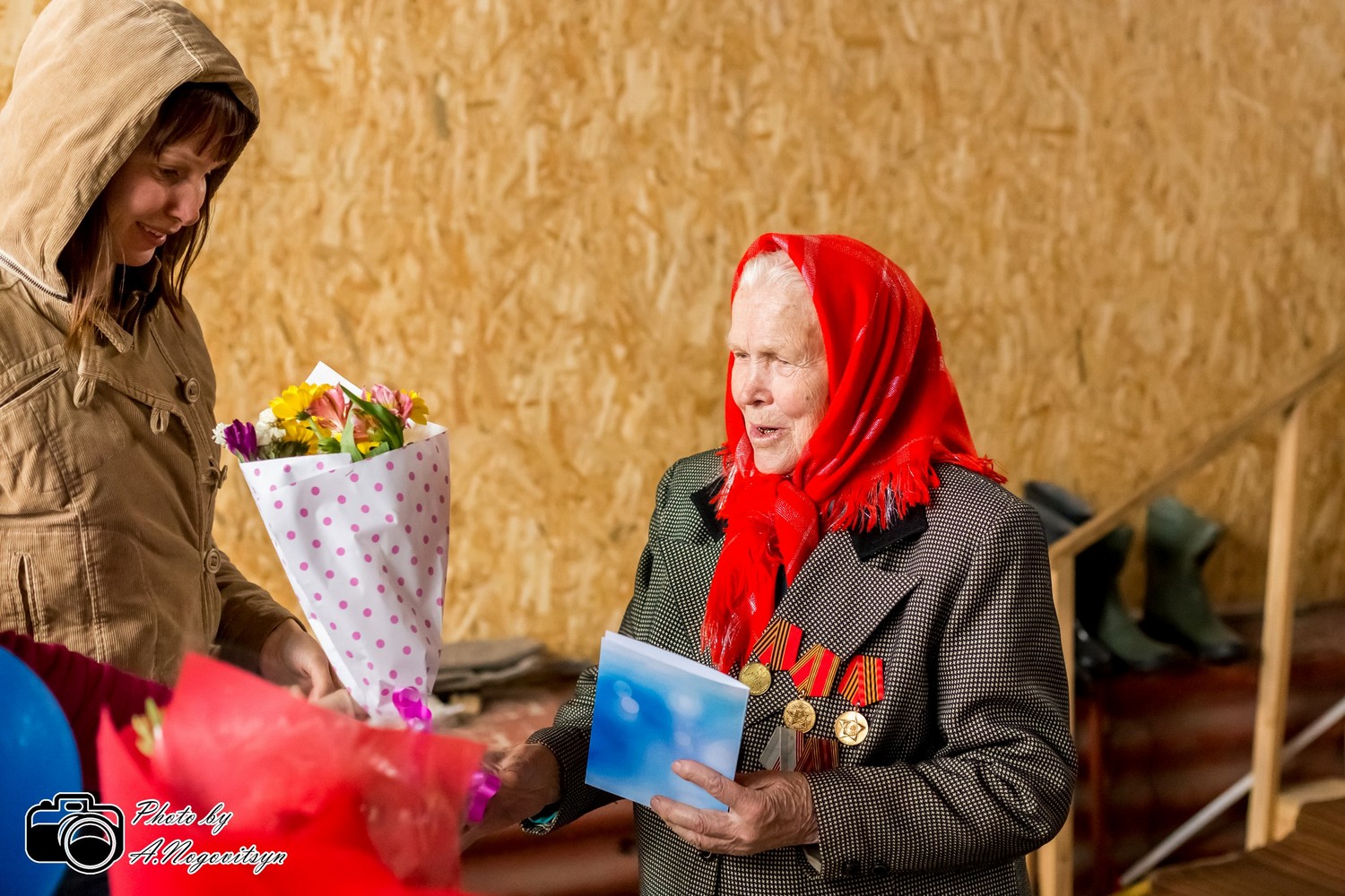 Как неравнодушные каменцы ветеранов-фронтовиков поздравляли, а те пели им военные песни, усаживали за стол и сетовали на здоровье...