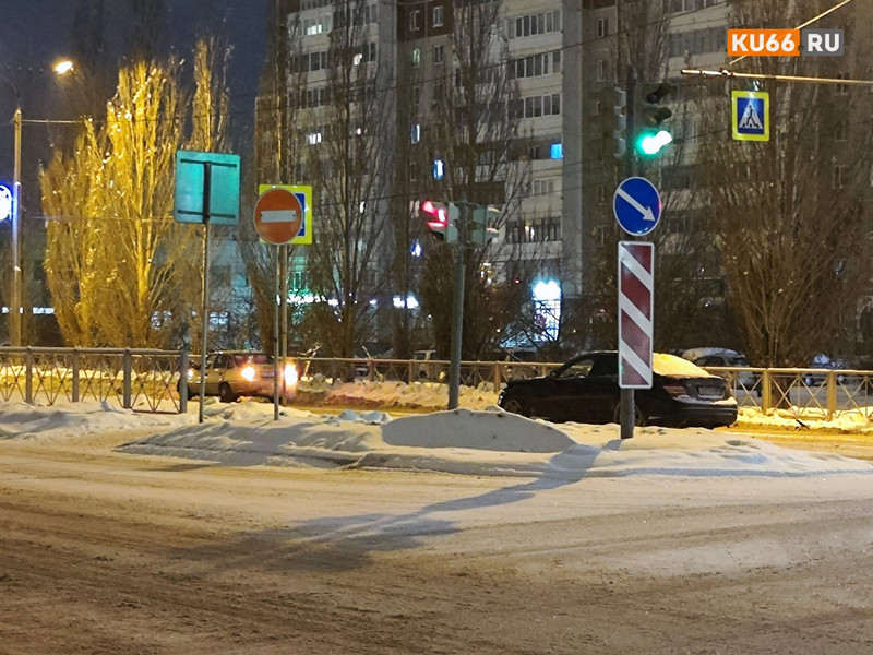 Накануне вечером в Каменске-Уральском на перекрестке дорогу не поделили две легковушки. ВИДЕО Накануне вечером в Каменске-Уральском на перекрестке дорогу не поделили две легковушки. ВИДЕО