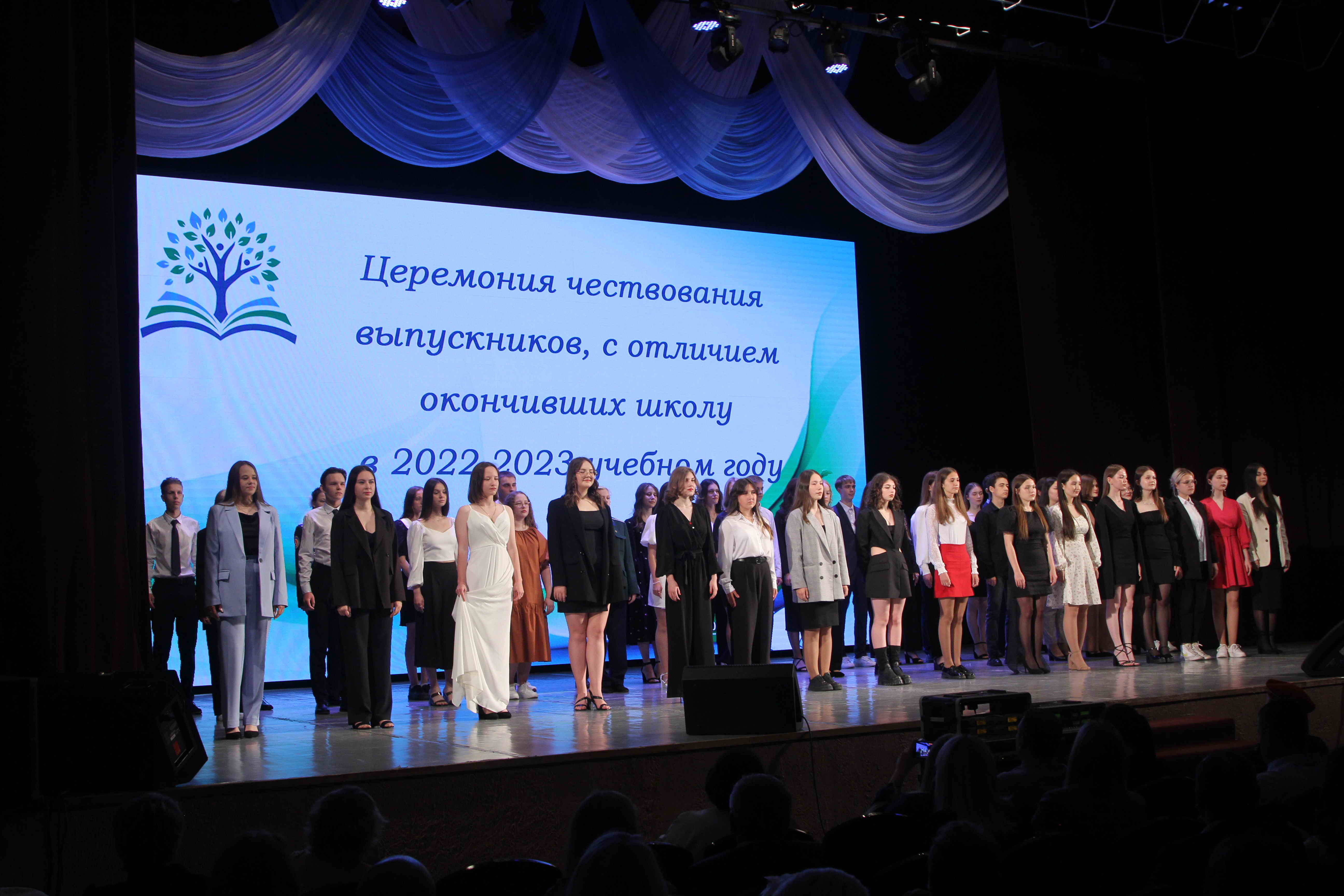 Школы Каменска-Уральского выпустили почти 10% отличников