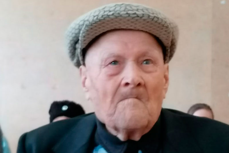 Фронтовик из Каменска-Уральского, служивший в конной разведке, отметил вековой юбилей. Поздравили мэр, депутат, военком и авиаторы Фронтовик из Каменска-Уральского, служивший в конной разведке, отметил вековой юбилей. Поздравили мэр, депутат, военком и авиаторы