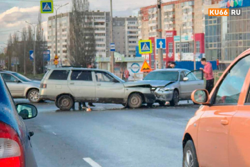 Пострадал 4-летний малыш, а водители устроили разборки прямо на дороге: в ДТП на перекрестке в Каменске-Уральском сошлись две легковушки