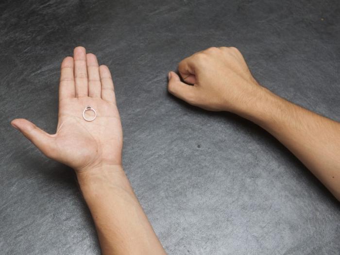 Кольцо на мизинце: мэру Каменска-Уральского задали неожиданный вопрос | Главу Каменска-Уральского на пресс-конференции спросили о кольце на мизинце 