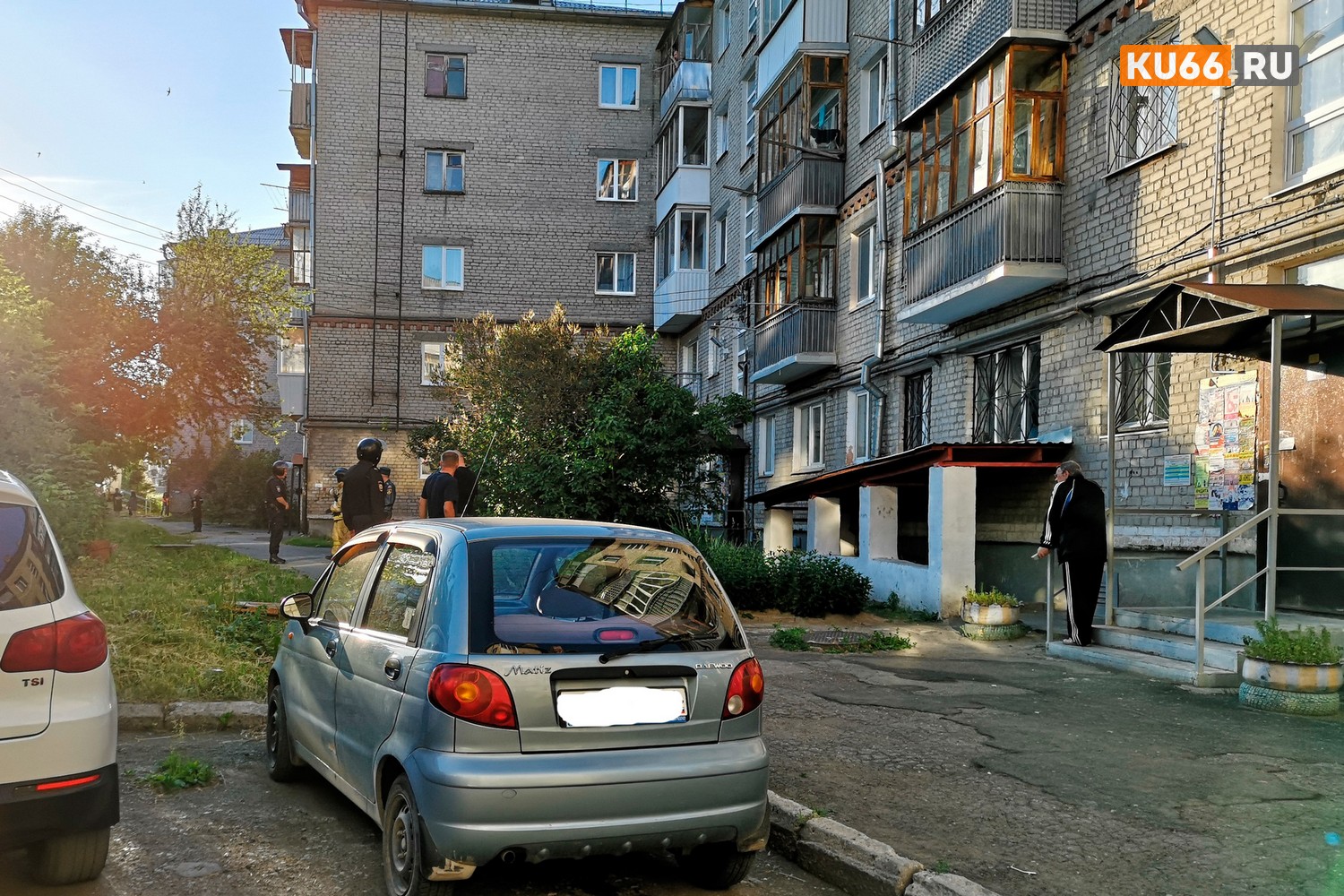 Вывели 15 человек, в том числе семерых детей: в субботу в Каменске-Уральском у дома обнаружили предмет, похожий на мину